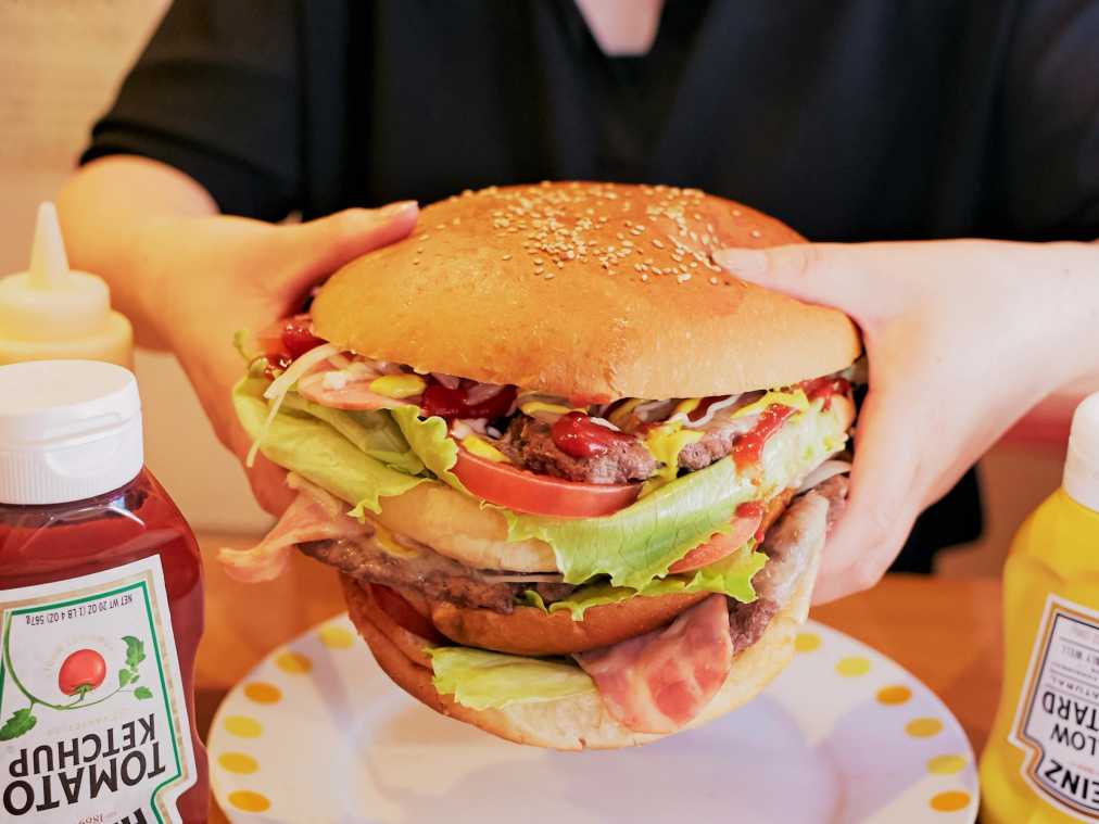 想像を絶するサイズに目が点！直径20cmの巨大「ネイビーバーガー」を食べに横須賀へ