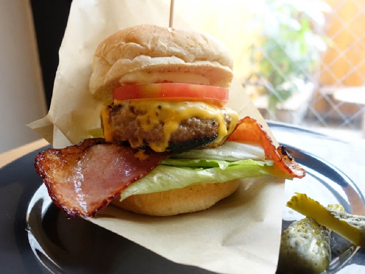 お肉の存在感抜群ハンバーガー！広島のハワイアンカフェで冬でも南国気分