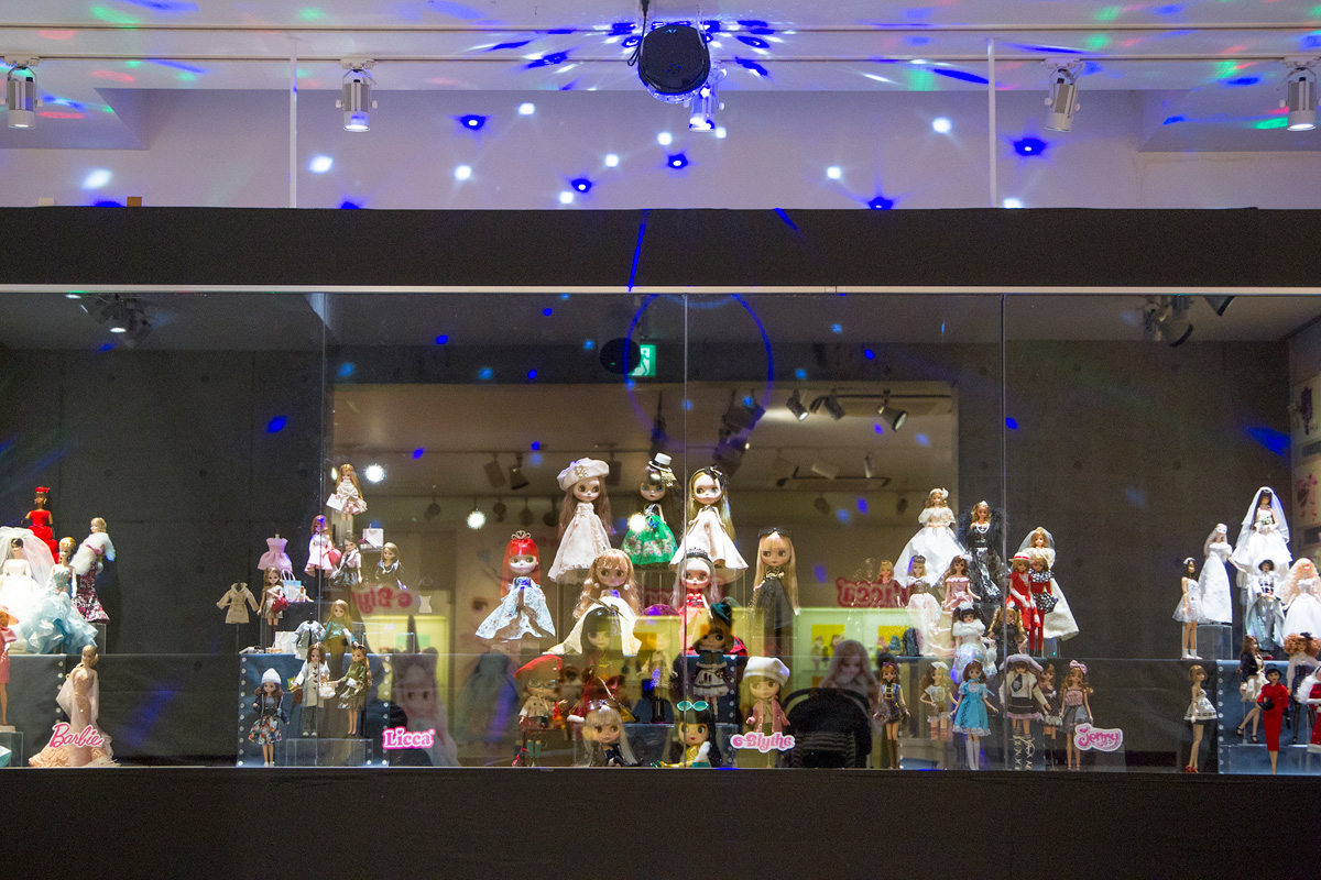 奥のスペ―スにはミラーボールが輝き、ファッションショーをイメージした展示も