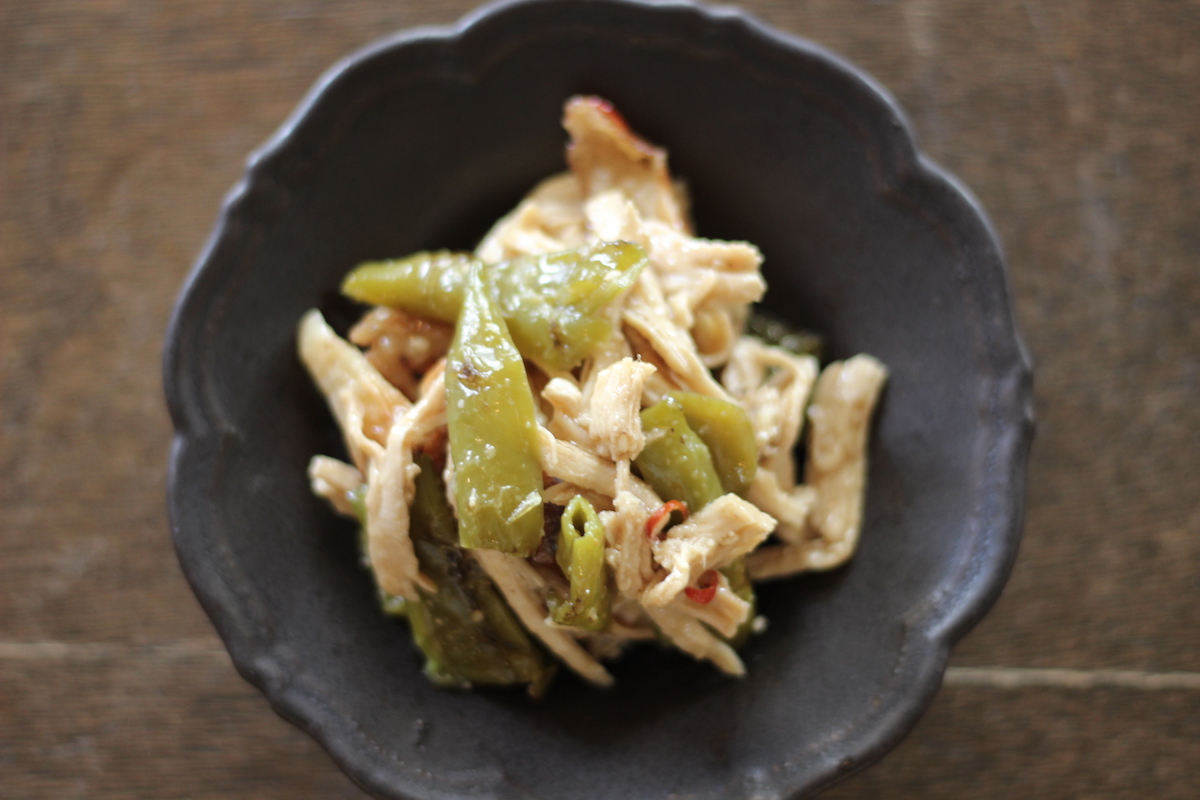 万願寺とうがらしと蒸し鶏の和え物 432円