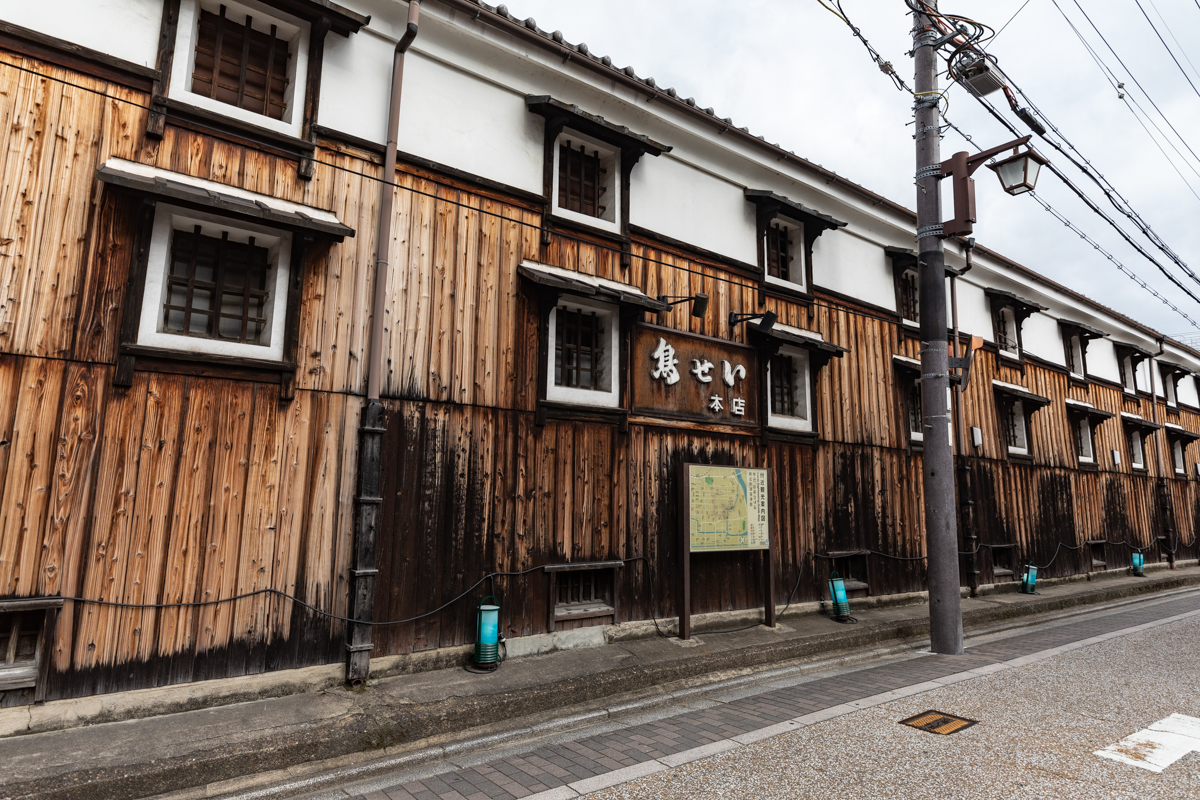 蛇口から出る生原酒”は注文マスト！大正時代の酒蔵で食べる絶品焼き鳥｜るるぶ&more.