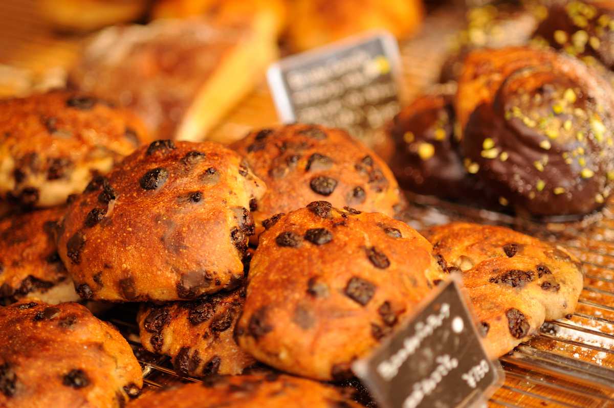 チョコチャバッティーナ1個180円（写真手前）／