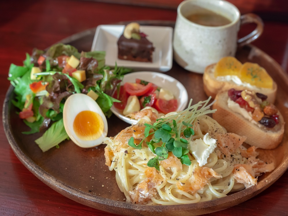 カウンター8席だけの特別感。昼から飲める “燻製”づくしの1000円ランチ