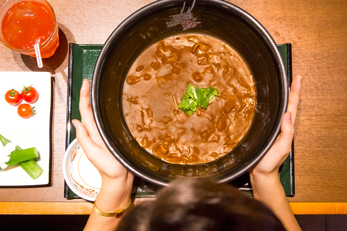 名物カレーうどん　745円、コラーゲンハイビスカスのドリンク　334円