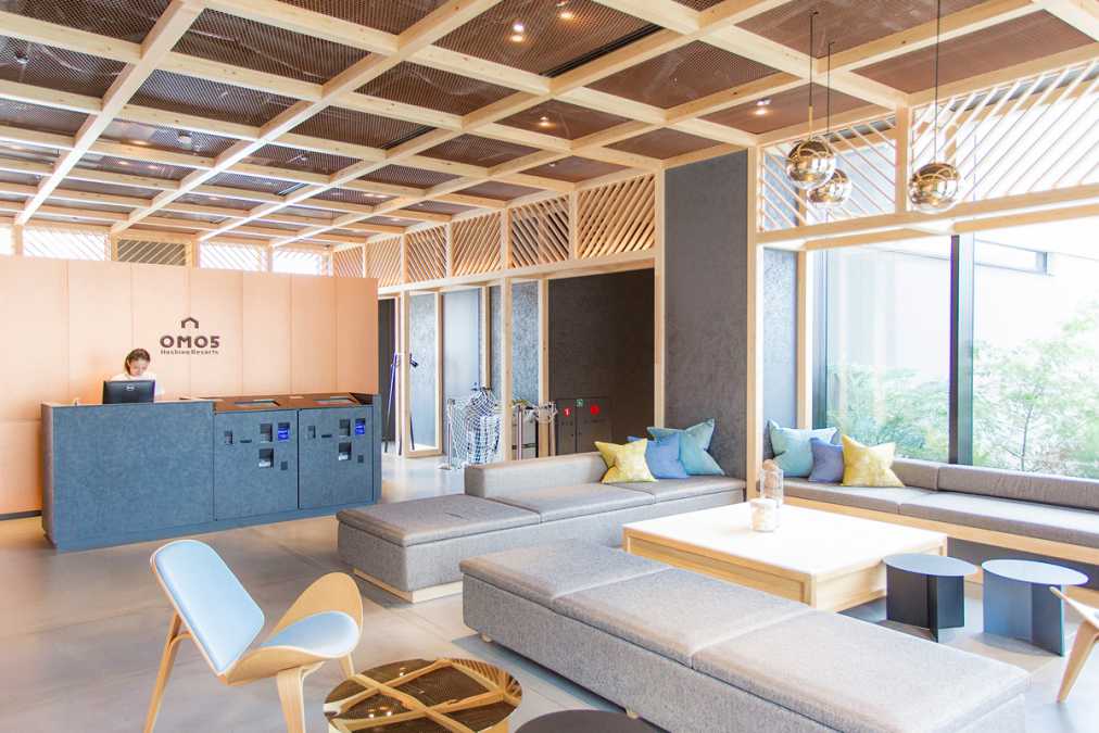 フロントではQRコードをかざすとカードキーが発行される自動チェックイン機を採用