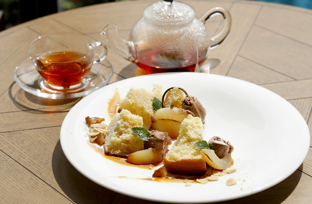 オリジナルブレンドハーブティー1000円（写真はルイボスブレンド）、季節のクリエーション1200円