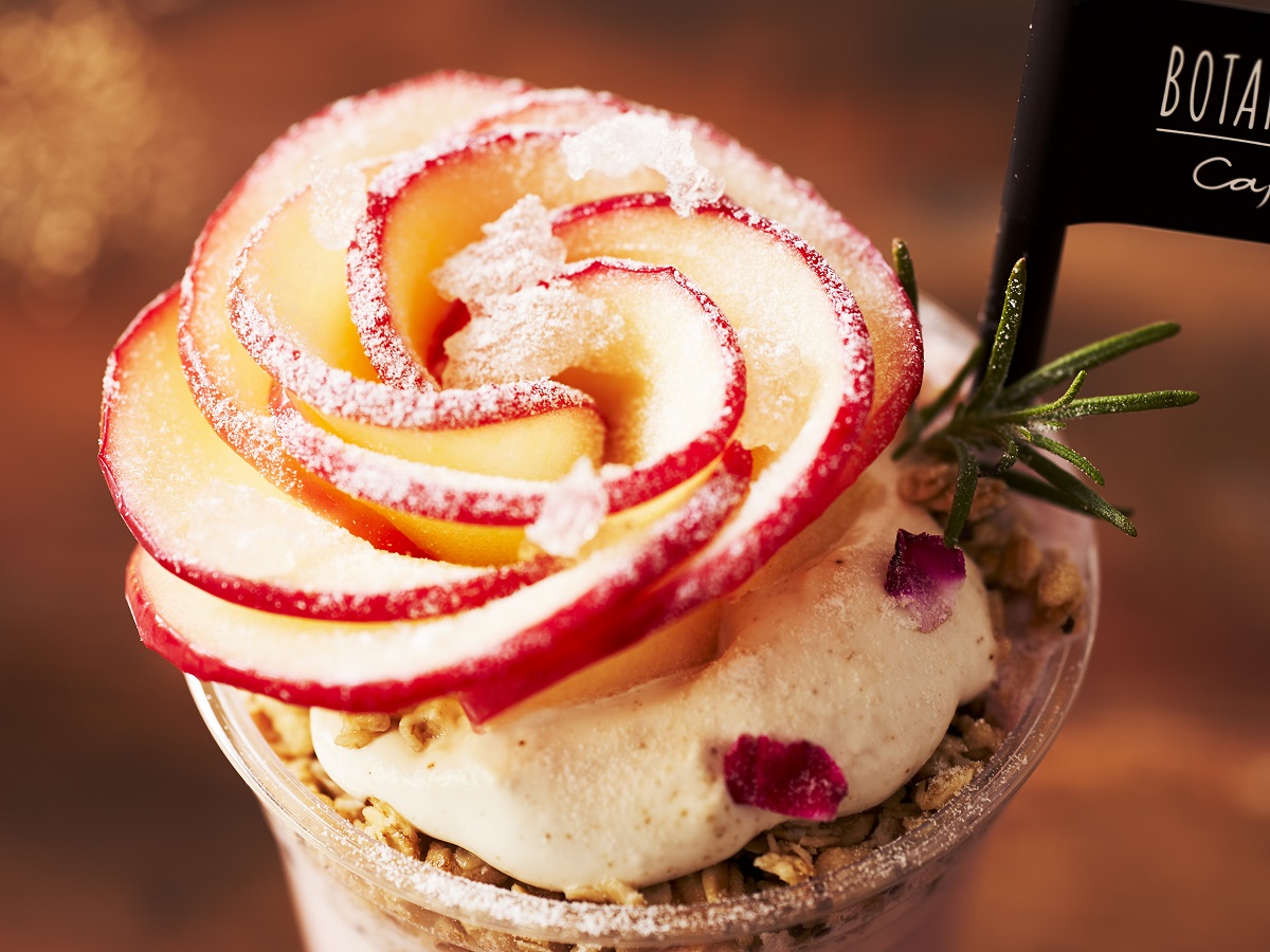 ボタニカルな空間でリンゴのバラ咲くドリンクを。ボタニスト カフェに3メニュー登場