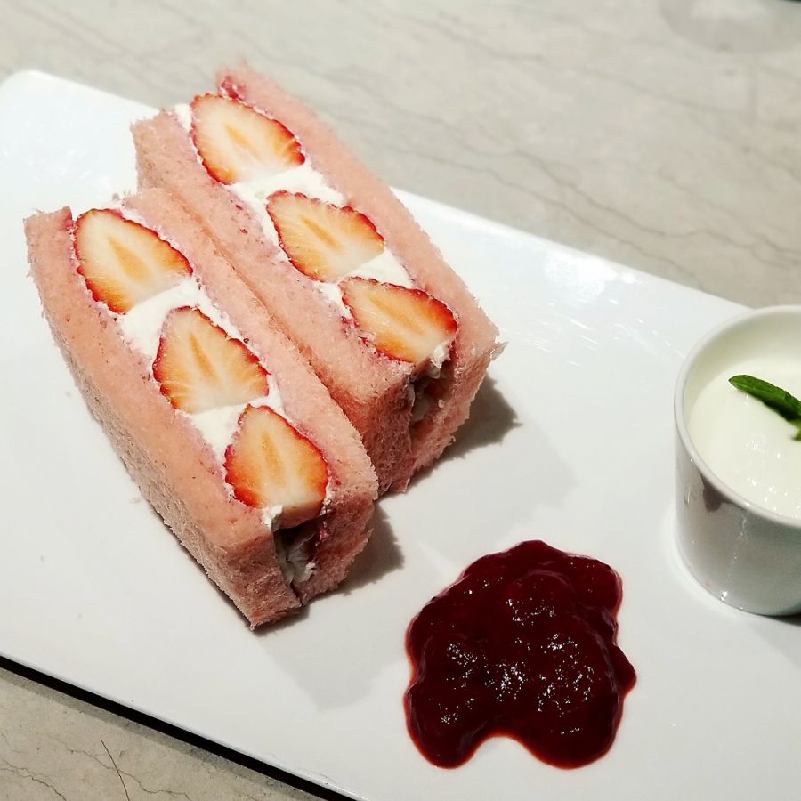 「ピンクのいちごサンド」 1800円（税込、サービス料別途） 提供期間：2019年5月7日（火）まで