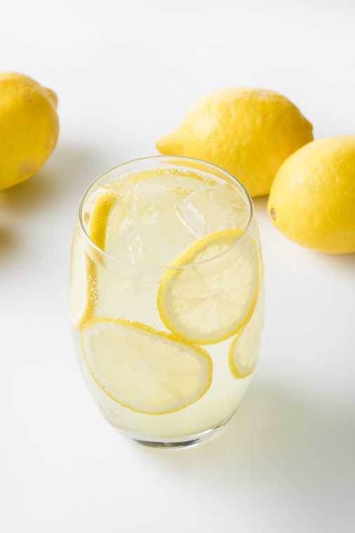国産のレモンまるまる1個分を使用した「国産レモンの生レモンサワー」650円(税抜)