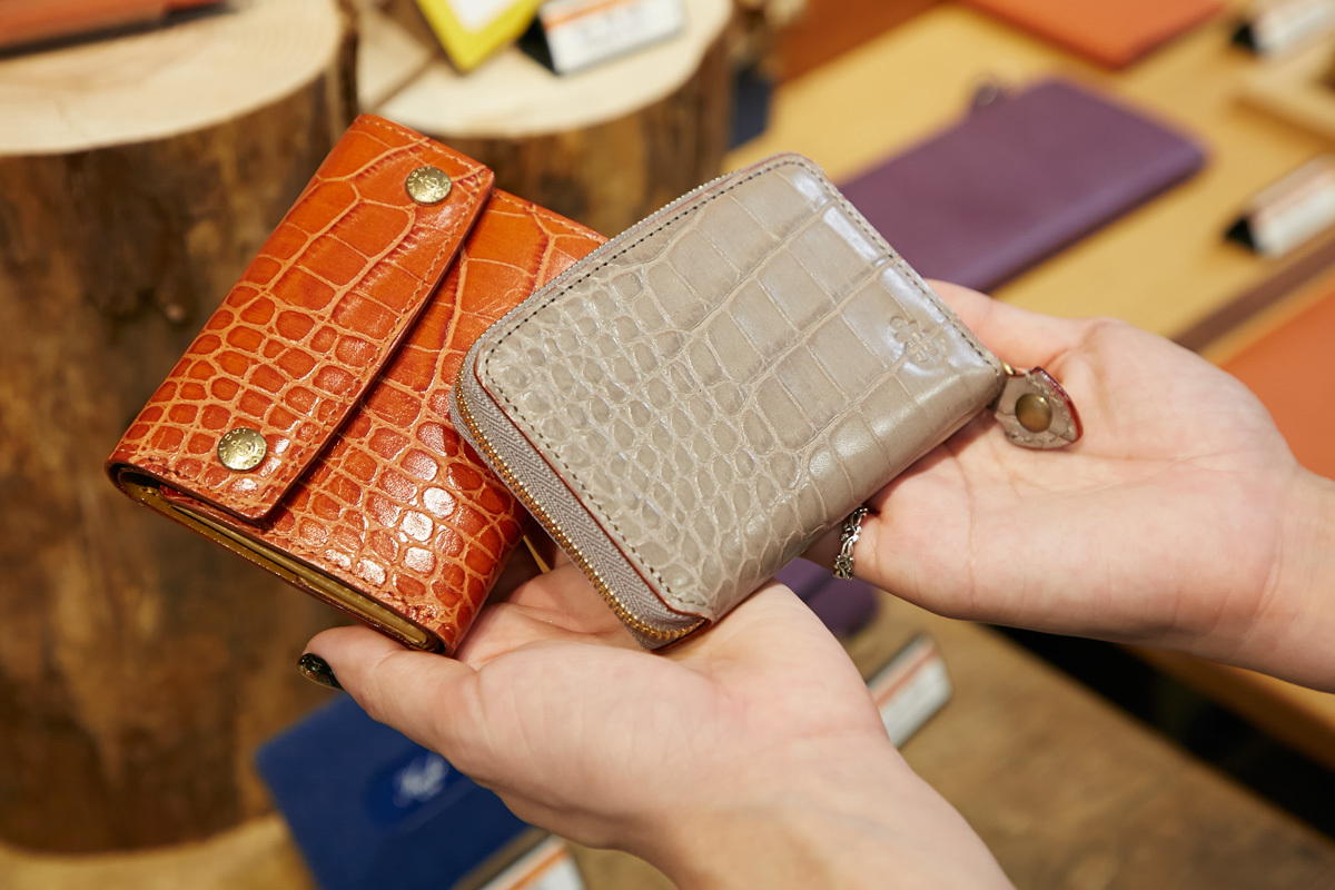 左から、財布（三つ折り）17280円、コインケース（ファスナー）8640円