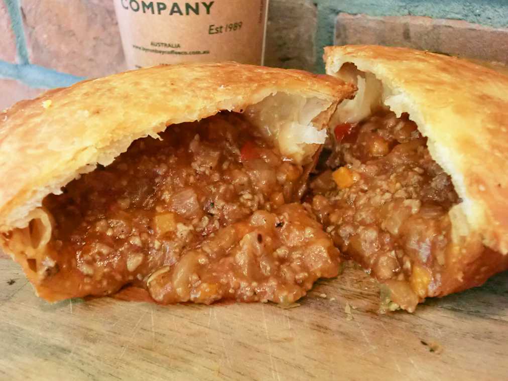 心も口の中も火傷しそう!「BYRON BAYcoffee COMPANY」の熱々ミートパイ