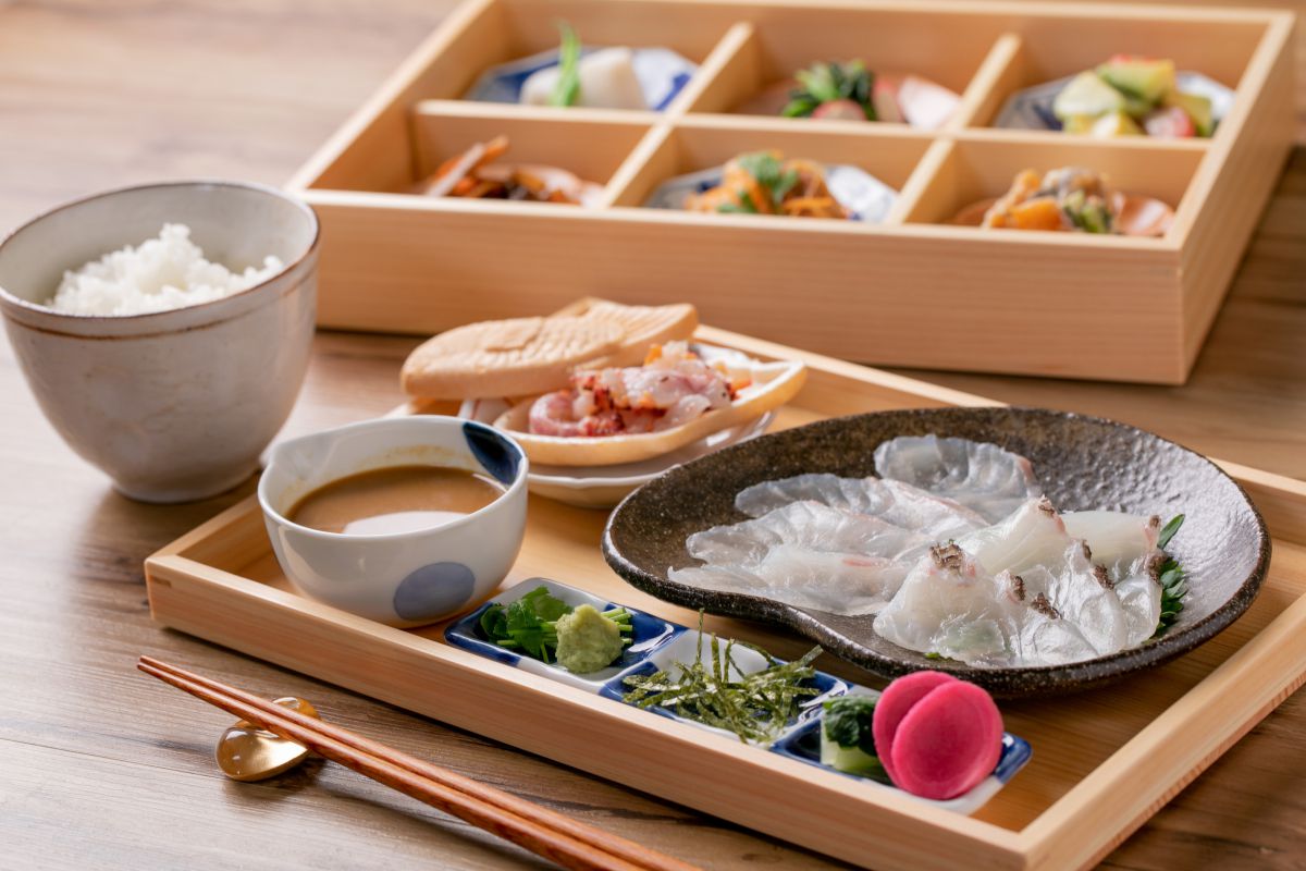  鯛茶漬け御膳2400円（税別）ランチ・ディナー共通