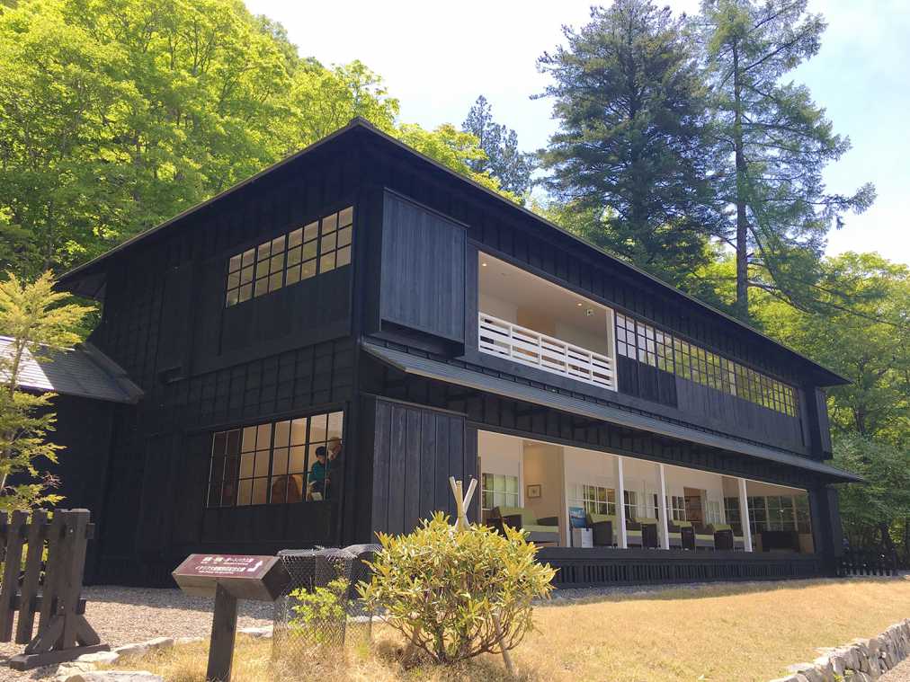 引き締まった印象の黒の外壁