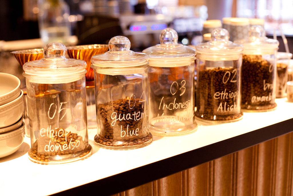 コーヒー豆 01ショコラ  02フルーツ 03キョウト 04ナチュレ 05カジツミ 06ワンドロップ 各100g 700円、200g 1200円(すべて税別)