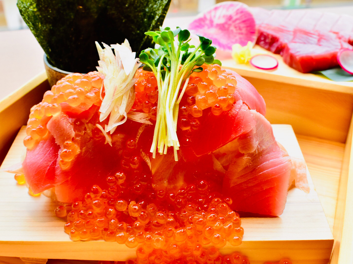 あふれるいくらがフォトジェニック！「とらえもん」のマグロ、いくら尽くしメニュー