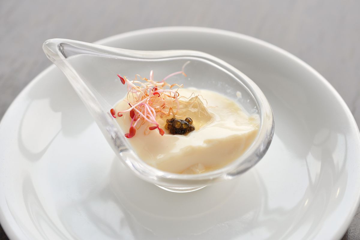 豆乳のパンナコッタ　レモンジュレとキャビアを添えて