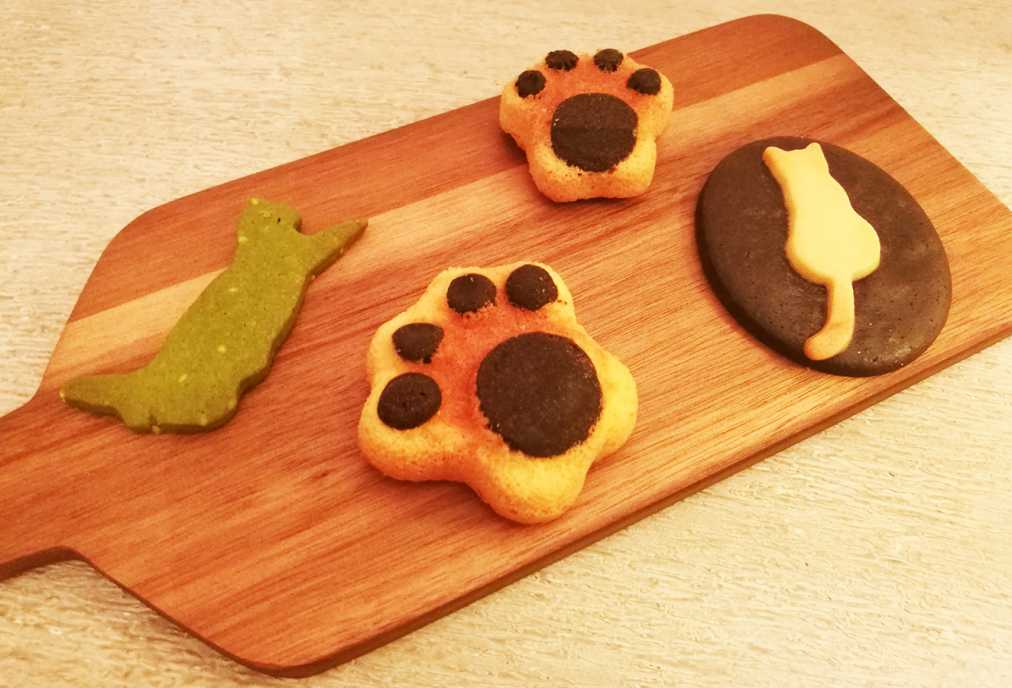 （写真左から）ジャンプ猫クッキー 151円、肉球マドレーヌ（大）　216円、肉球マドレーヌ（小）　162円、白ネコクッキー　162円
