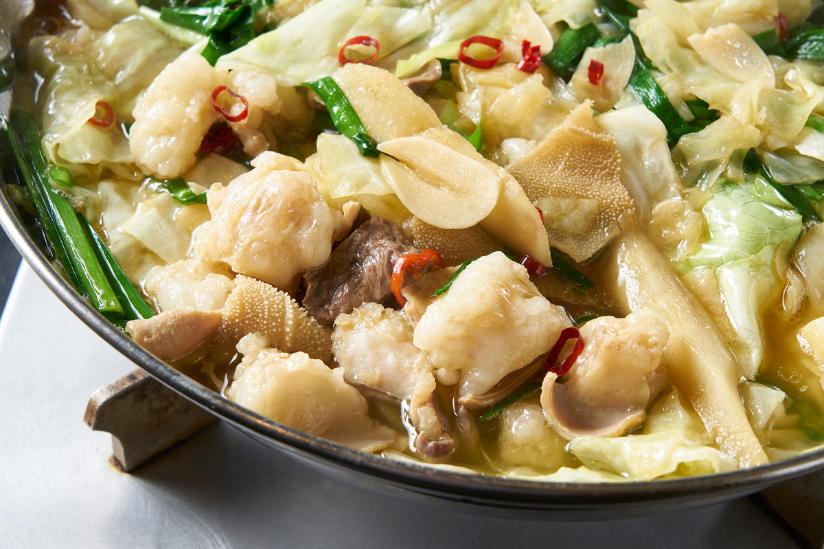 もつ鍋1人前1350円（辛味噌味のみ1458円）。写真は、あっさりと食べられるしょうゆ味