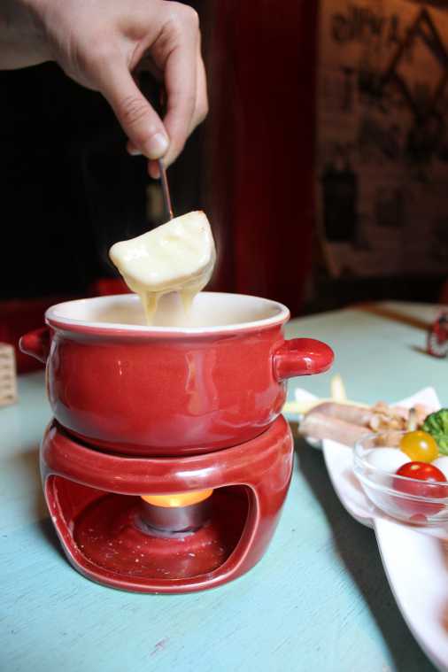 ラクレットのチーズフォンデュ（2人前） 1900円