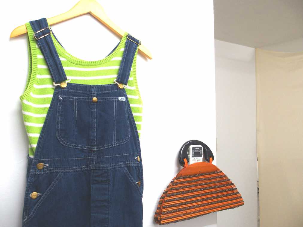 緑のノースリーブ　7560円、バッグ　1万800円