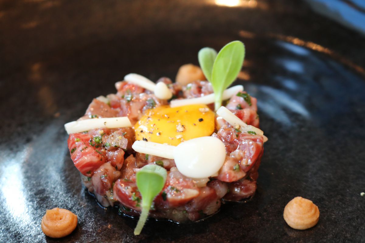 和牛ビーフタルタル ロースト麦麹クリーム オーガニックエッグ えのきピクルス2500円