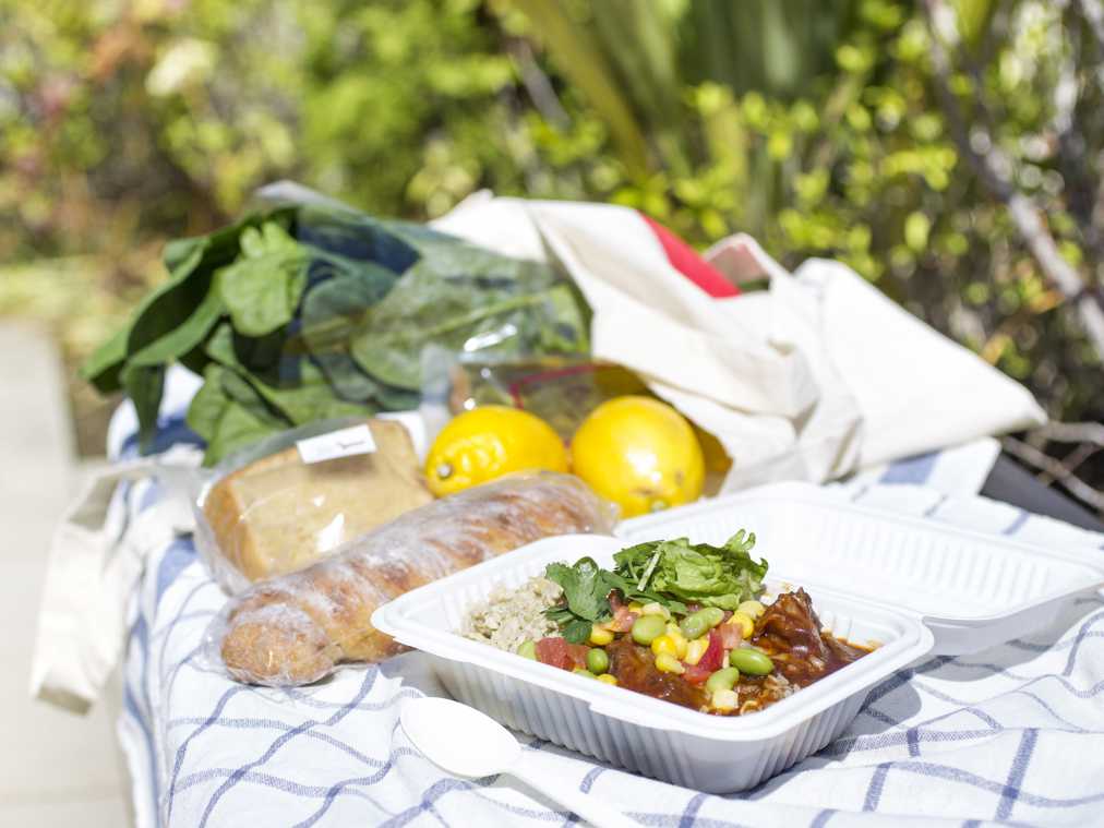 みなとみらいの青空マルシェでお買い物＆ピクニック気分ランチ