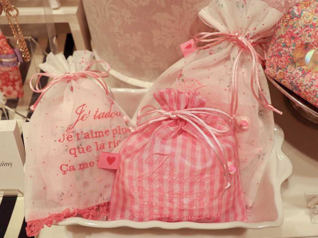 巾着　左3996円、中3888円、右4212円