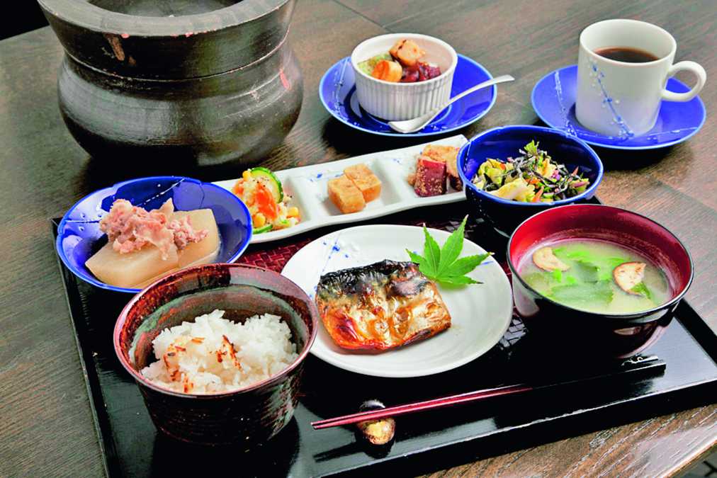 一汁六菜定食1600円。加賀野菜がメインの日替わりメニューでコーヒーとデザート付