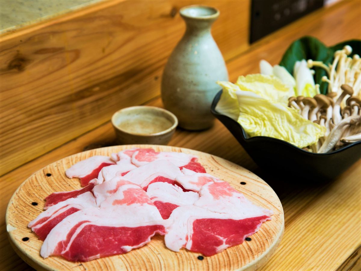 相模豚 1人前680円、日本酒「七賢」850円、特選野菜の盛り合わせ500円