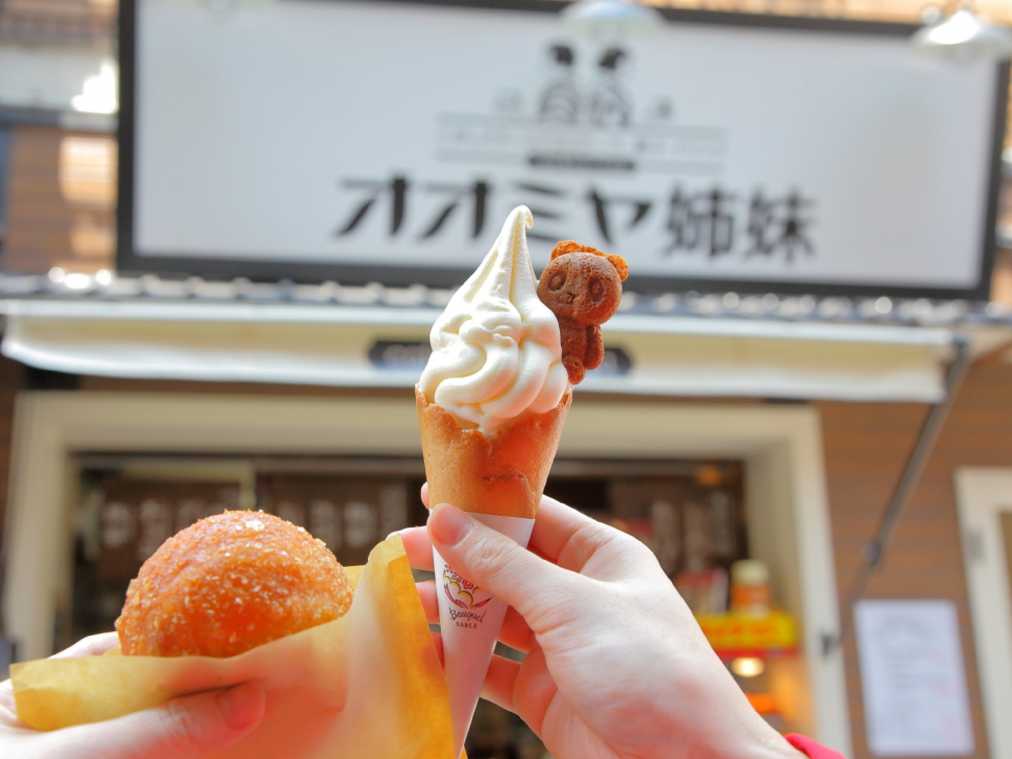浅草さんぽのおともにいかが？パンダのカステラがのったソフトクリーム