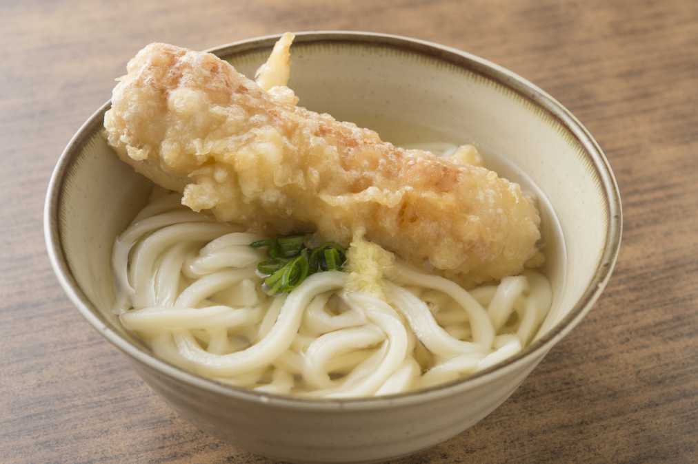 かけうどん小（1玉）220円、ちくわ天100円