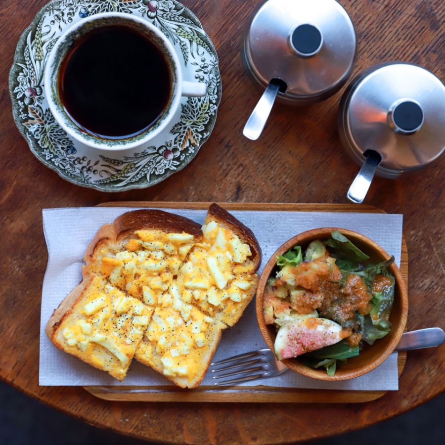 ポロポロたまごトースト　600円、コーヒー　400円～