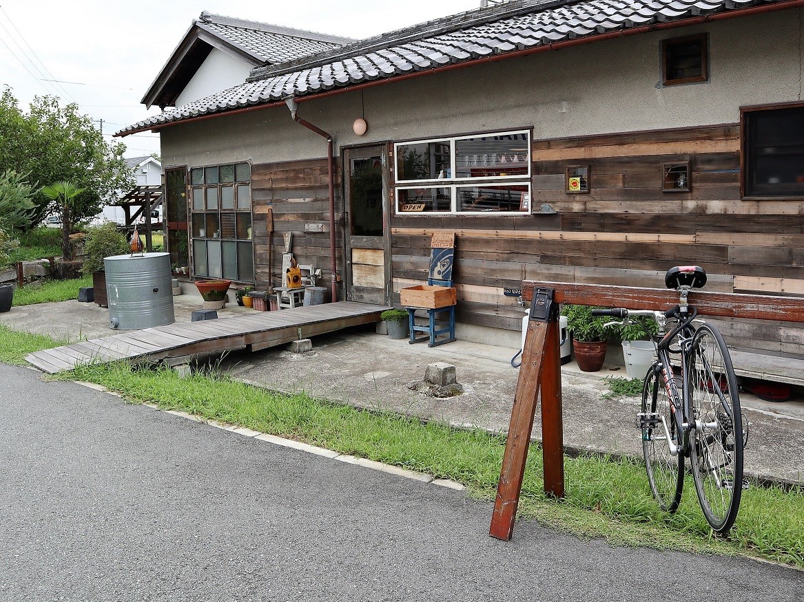 農機具小屋に厳選された素材だけで丁寧に焼きあげられたパンが勢ぞろい