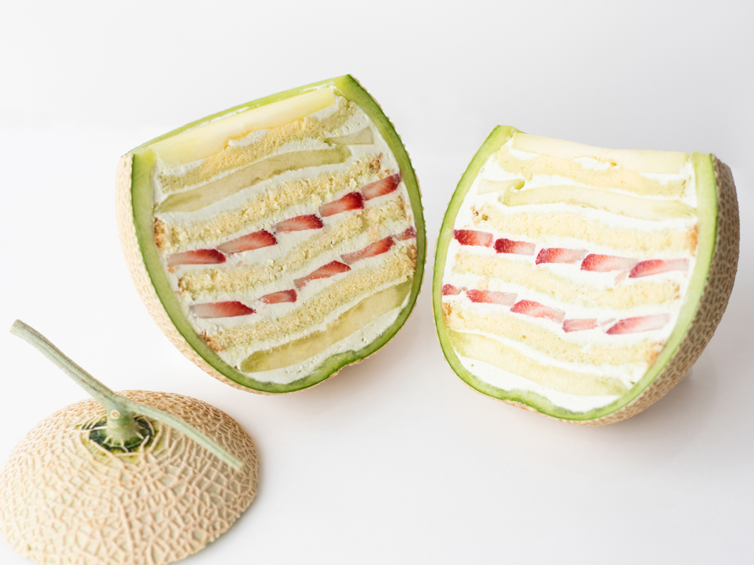 パッカーンでびっくり！豪華な手土産、まるごとフルーツケーキ