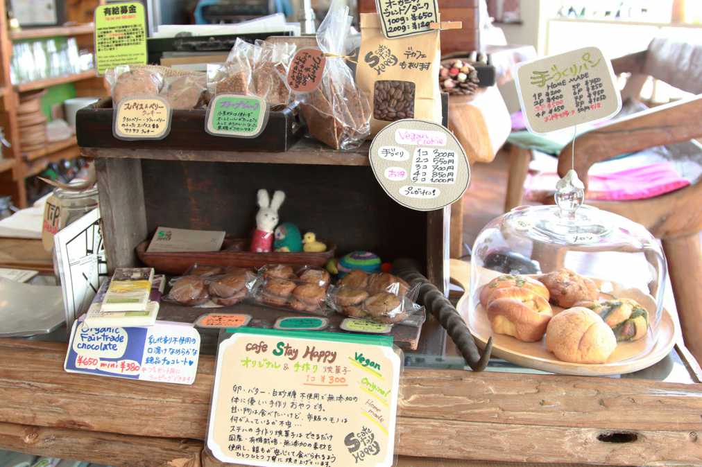 （左）手づくり焼き菓子 各300円　（右）手づくりパン　200円〜