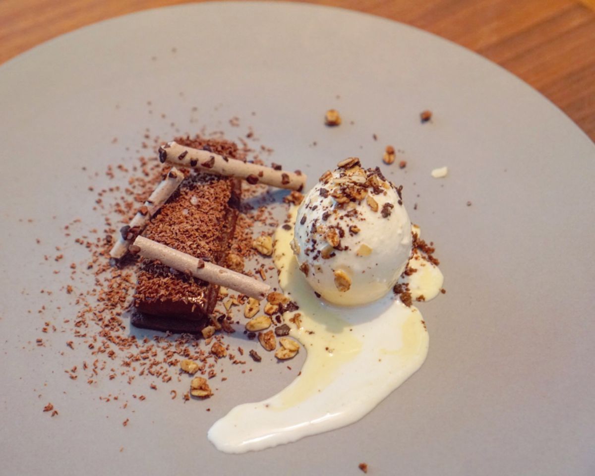 ヴァローナの“カライブ”を使ったチョコレートタルト。グラノーラ バニラアイスクリーム 東京都伊豆大島産天日海塩を添えて