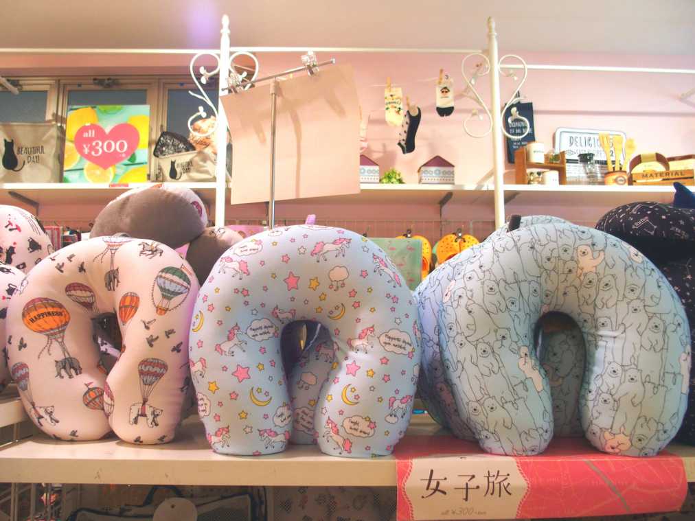 ネックピロー（気球・ユニコーン・シロクマ）　324円