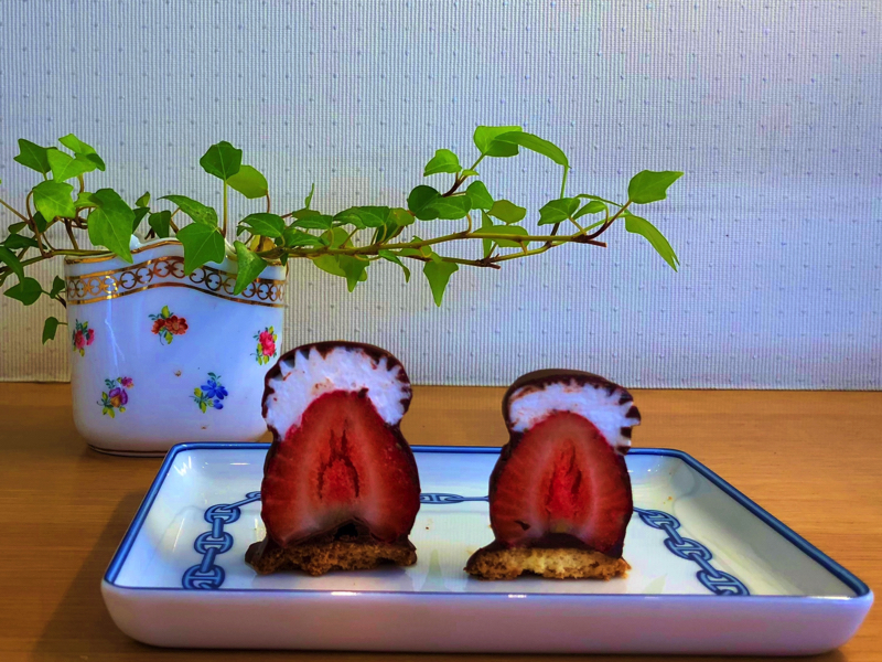 イチゴにクリーム、チョコが1つになった「イチゴシャンデ」…「オザワ洋菓子店」の伝説スイーツ