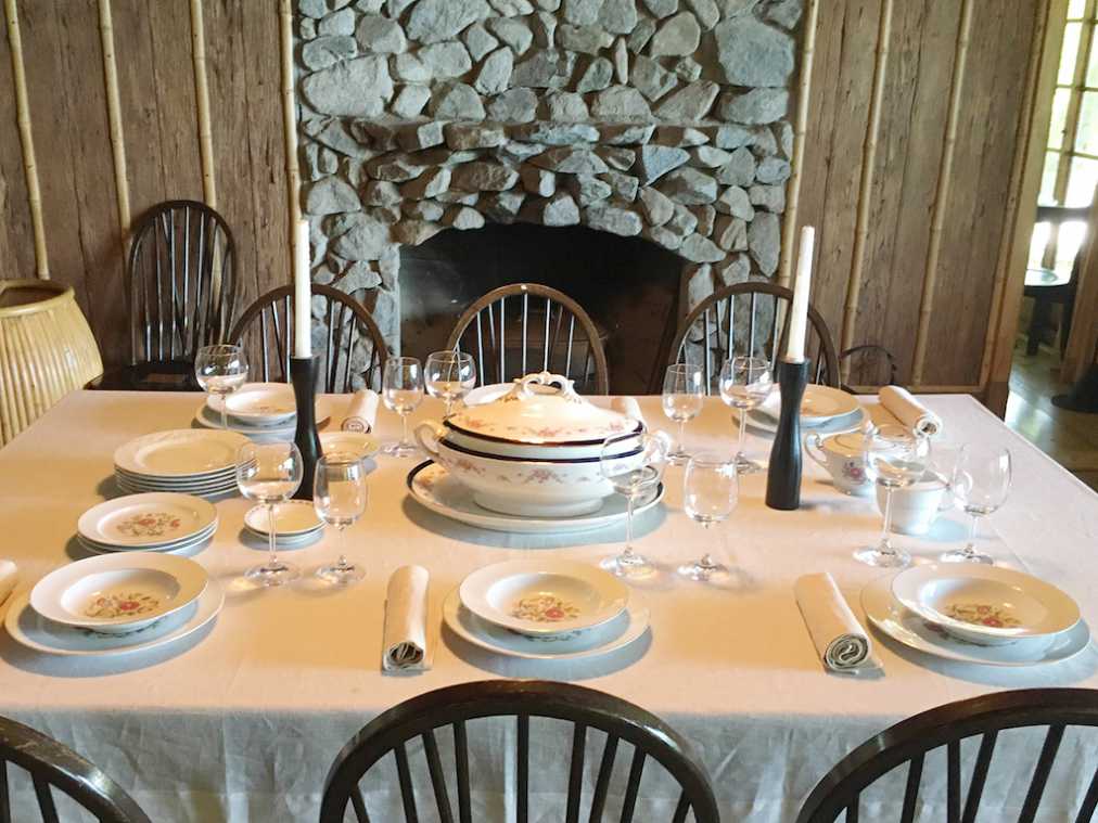 大使が使用した食器が並ぶ食堂