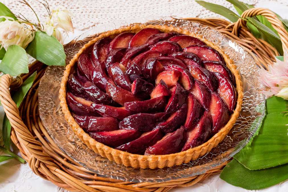 「赤い桃とピスタチオのタルト」piece 896円 / whole (25cm) 8532円【7月7日(土)～7月12日(木)】