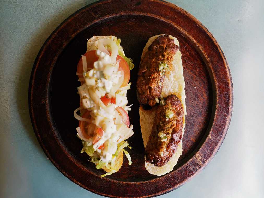 ジューシーでスパイシー！ここでしか食べれない絶品チョリソーのサンド