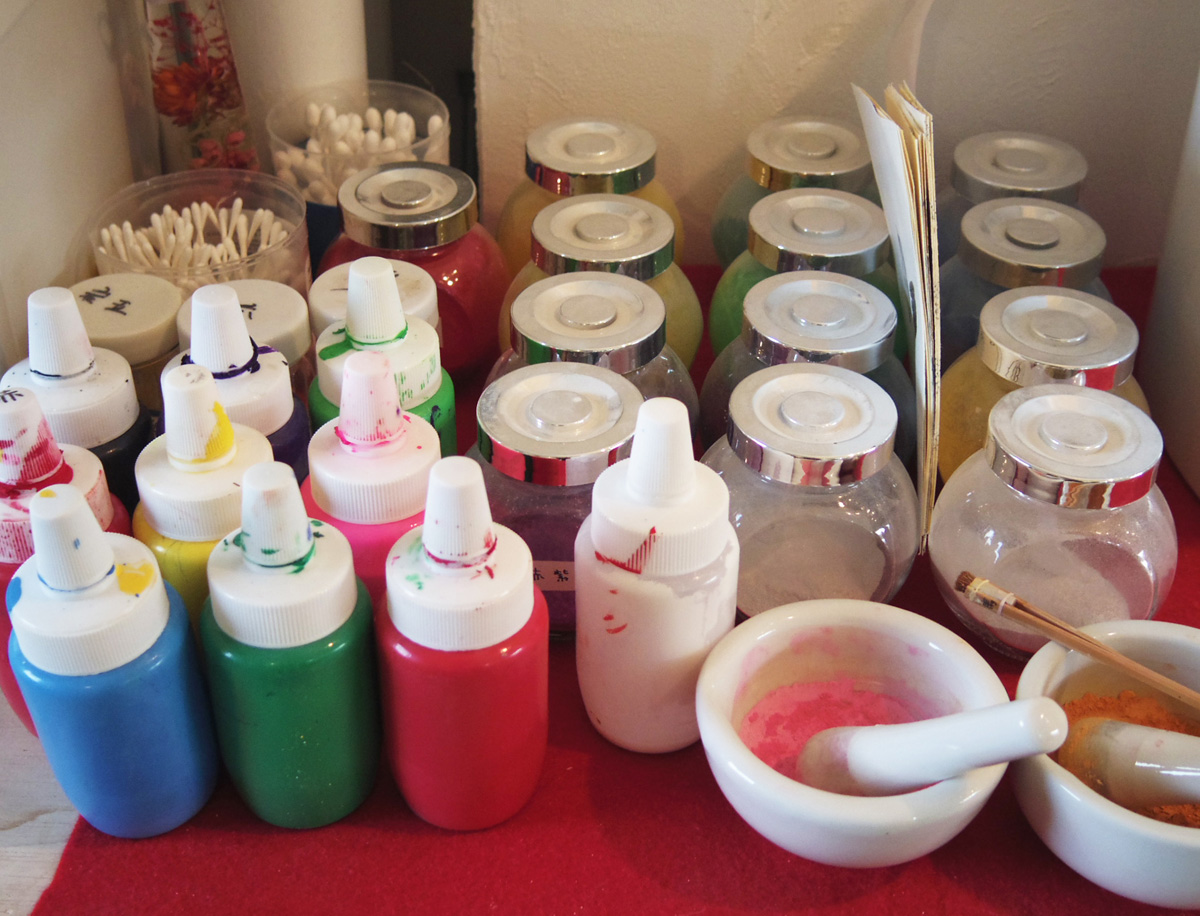 左が体験用のアクリル絵の具。右の粉は顔料