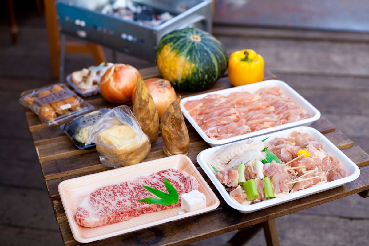 ＜協力店舗＞野菜:北村商店、黒毛和牛:喜久安、鶏肉BBQセット:とりしま、青森県産 五穀鶏:鳥政、練り製品:京・はま一、お揚げ:鹿島屋
