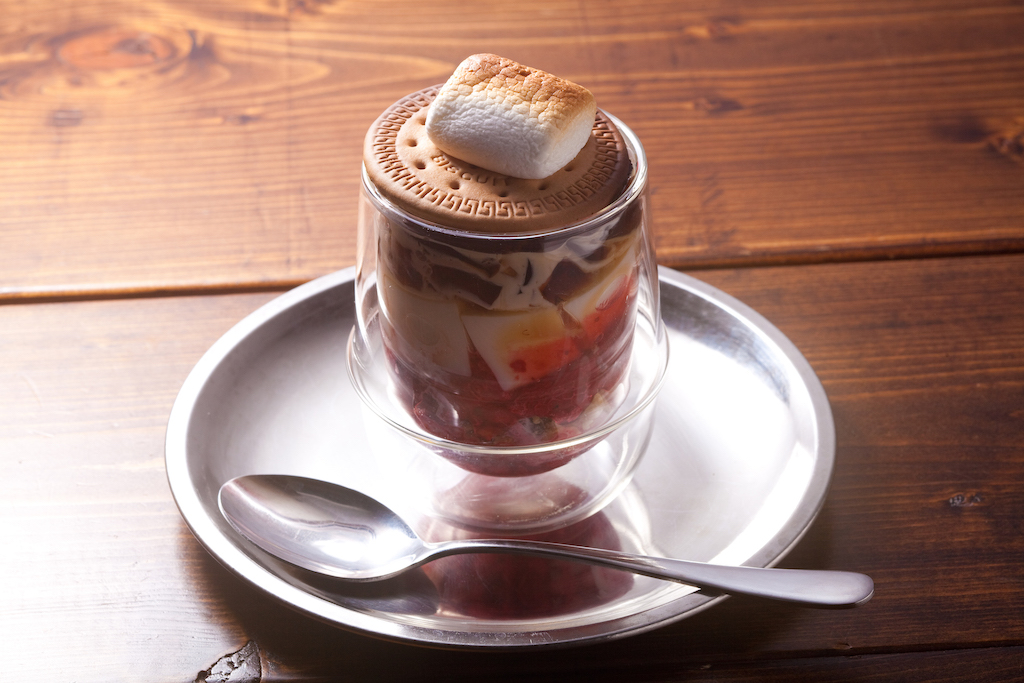 旅の音のコーヒーゼリーパフェ　800円（プラス100円でビスケット＆焼きマシュマロ追加）  おすすめのペアリングコーヒーは、エチオピアまたはグアマテラ