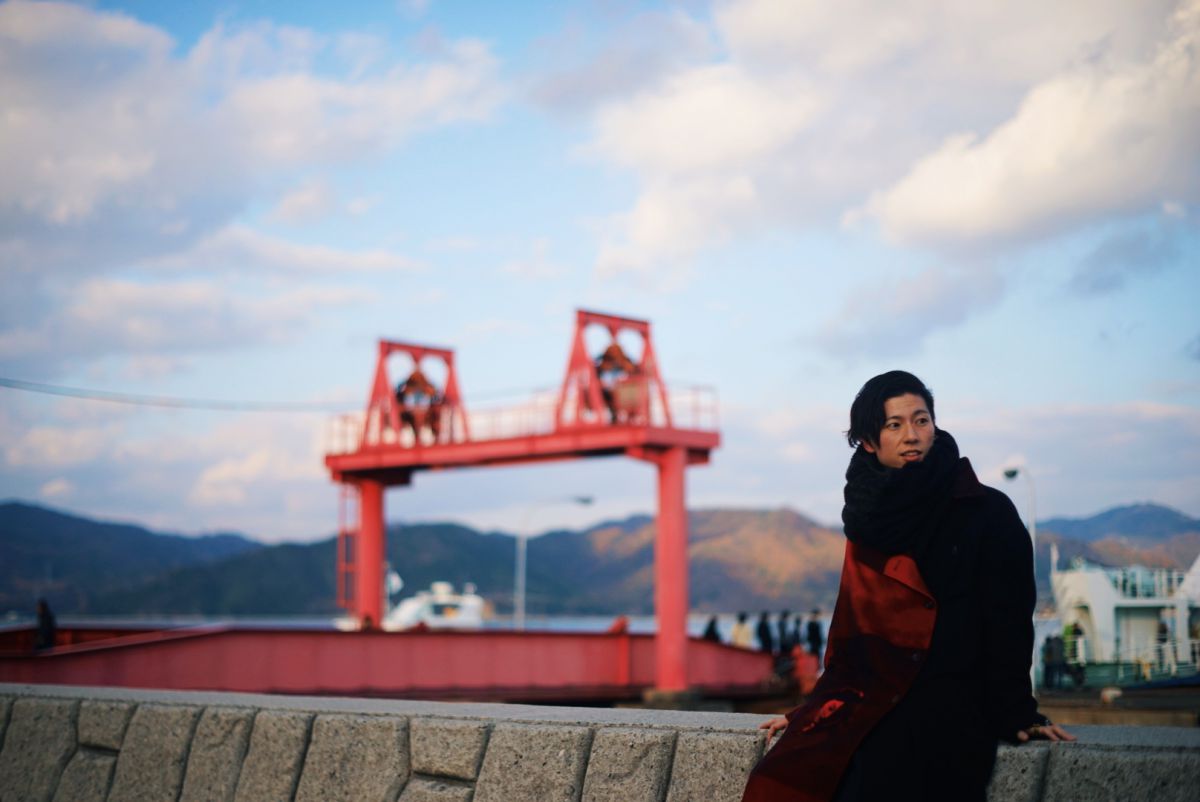 フェリーの発着所には、可愛い赤い橋がありました。