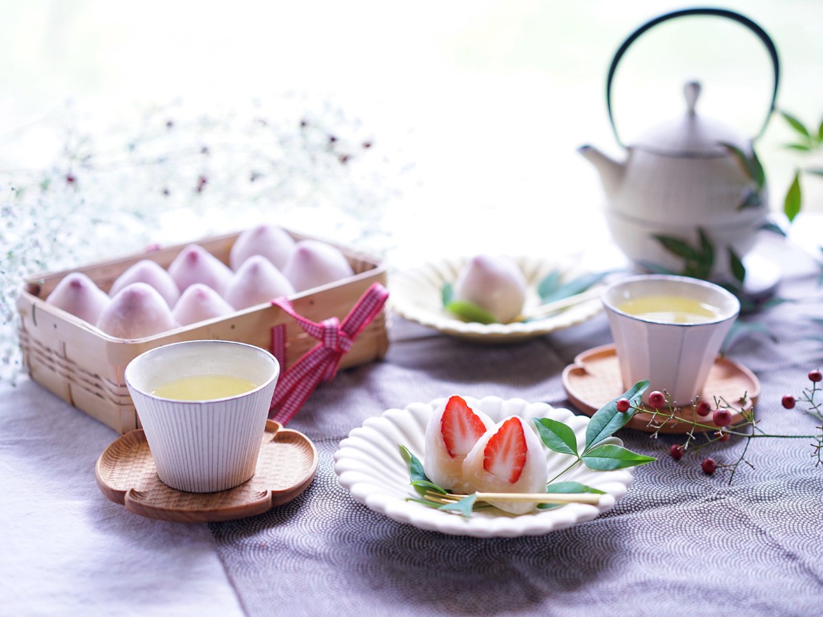 レンジで簡単！ほんのりピンクのいちご大福【kyoko_plusのレシピ＆テーブルコーデvol.4】