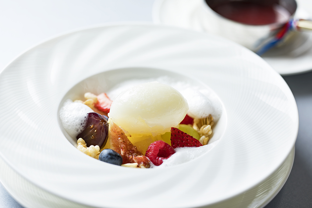 お米のグラノーラと季節のフルーツ ヨーグルトのソルベを添えて～温かい赤ワインソースとともに～