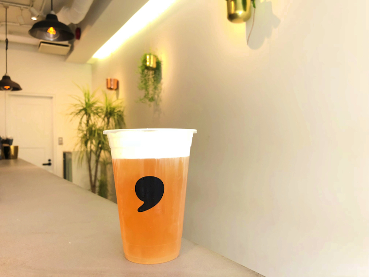 見た目はビール、味はチーズケーキ⁉ふわふわクリームがのった「自家製チーズティー」