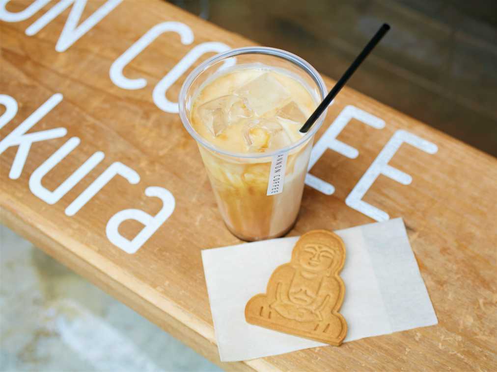 自家製ICEキャラメルラテ 590円、大仏ビスケット150円
