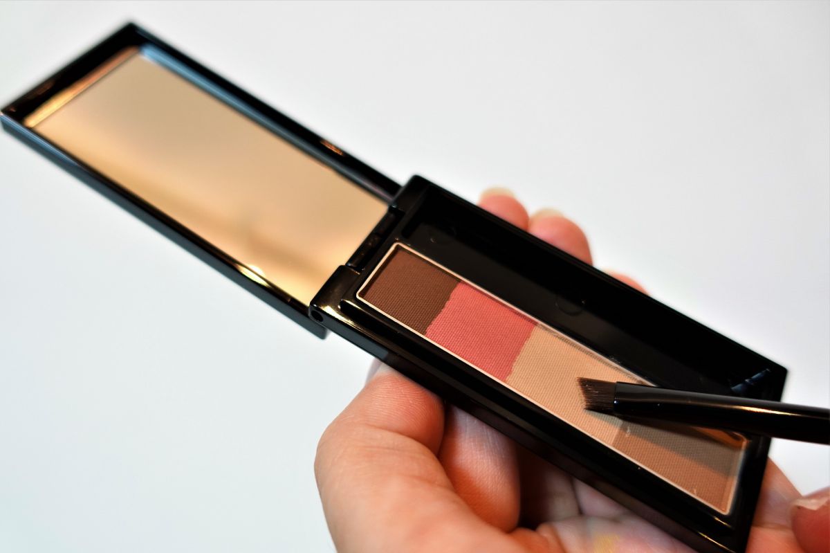 “ヴィセ　カラーリング　アイブローパウダー”